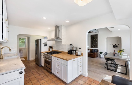 St. Helena House | Designer Downtown Saint Helena Home. Walking Distance to Downtown!