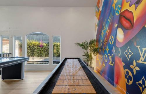 Del Rey House | Designer Dream- Pool and spa- Game Room- Sleeps 10
