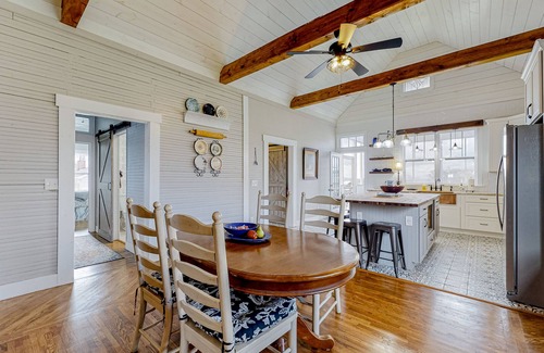 Jasper House | Designer historic home with amazing art, antiques, central AC - walk to downtown