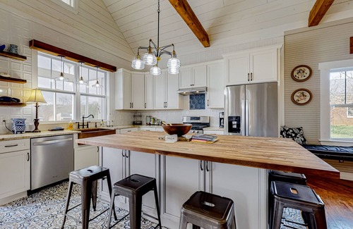 Jasper House | Designer historic home with amazing art, antiques, central AC - walk to downtown