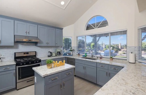 Rowland Heights House | Designer Home｜Near Disney｜Views & BBQ｜More in LA