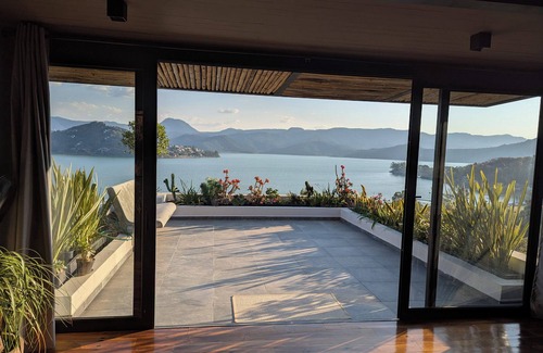 El Santuario House | Designer House with Spectacular Lake Views, Jacuzzi and Lush Gardens