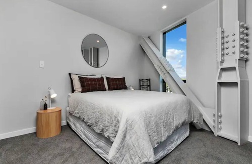 Mount Eden Apartment | Designer Luxury 2-Bed Apartment With Car Park
