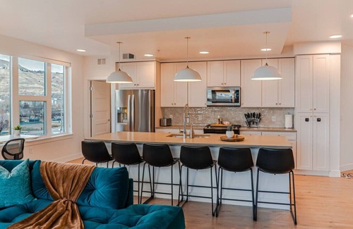 Downtown Salt Lake City Apartment | Designer NEW 2BD 2BA Pool/Htub/Gym/Bowling