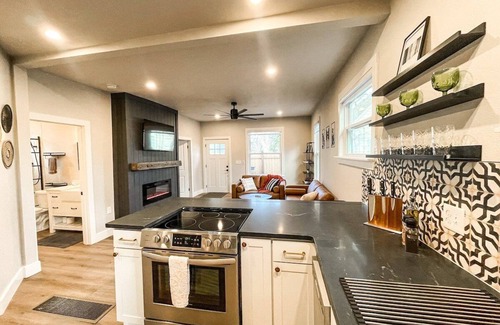 Colorado Springs House | Designer Retreat | walk to brewery & cafés