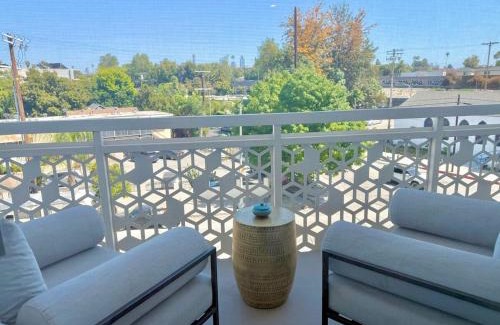 Silver Lake Apartment | Designer Silver Lake Stylish One Bedroom with Parking