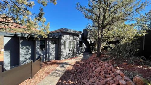 Uptown Sedona House | Designer View Villa-rooftop 360 View Deck-hot Tub