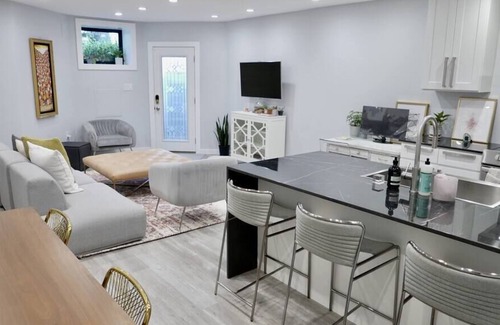 Bloomingdale Apartment | Designers Dream Apt ~ Skyline Views via Roofdeck!
