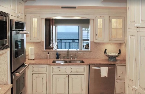 Seven Mile Beach Condo | Desirable location on Seven Mile Beach. 4 Bedroom Condominium. Stunning Beach