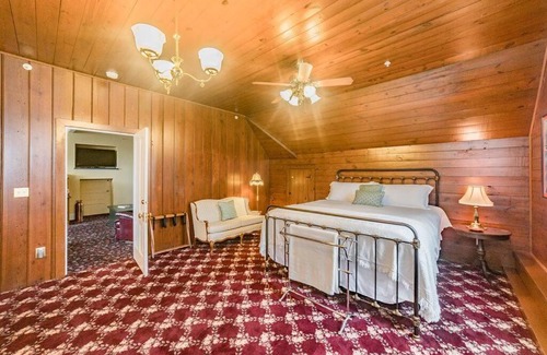 Daniels Hill Apartment | Desperado - CA King Size Bed - Sleeps 2-4