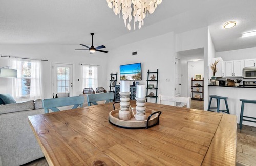 Seaspray House | DESTIN BEACH HOUSE. 1 BLOCK TO PRIVATE BEACH ACCESS! BIKES. GOLF CART DEALS.