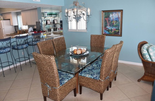 Destin Condo | Destin Gulfgate 401 -XLG 2 BR -Sleeps 8 -Beach Front - End Unit