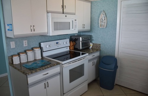 Destin Condo | Destin Gulfgate 401 -XLG 2 BR -Sleeps 8 -Beach Front - End Unit