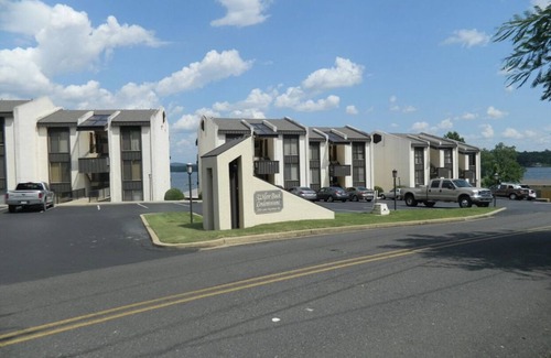 Lake Hamilton Condo | Destination for Lakefront Relaxation! Newly Remodeled! Multiple Properties!