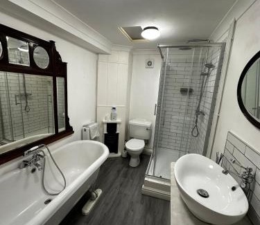 Napton-on-the-Hill House | Detached 4BR, 4 Bathroom, Driveway, WiFi, Smart TV