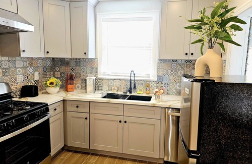 Pasadena House | Detached Bungalow Home Prime location Close to DT Pasadena King Size -Bed! 29
