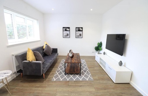 Northampton House | Detached Bungalow - Sleeps 8 - Free Parking, Fast Wifi, Smart TV and Garden by Yoko Property