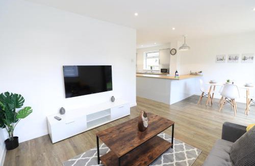 Northampton House | Detached Bungalow - Sleeps 8 - Free Parking, Fast Wifi, Smart TV and Garden by Yoko Property