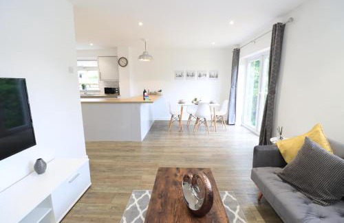 Northampton House | Detached Bungalow - Sleeps 8 - Free Parking, Fast Wifi, Smart TV and Garden by Yoko Property