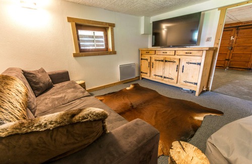 Samoens Ski Chalet | Detached chalet, 4/5 bedrooms, hot tub, sauna, large flat garden, solar panels