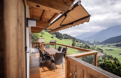 Wald im Pinzgau Ski Chalet | Detached chalet with terrace and views