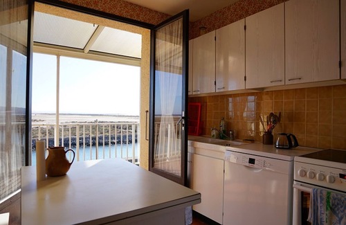 Gruissan Plage Ski Chalet | Detached chalet for 6-7 people with BBQ, terrace, parking, pets allowed in Gruissan