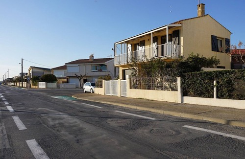 Gruissan Plage Ski Chalet | Detached chalet for 6-7 people with BBQ, terrace, parking, pets allowed in Gruissan
