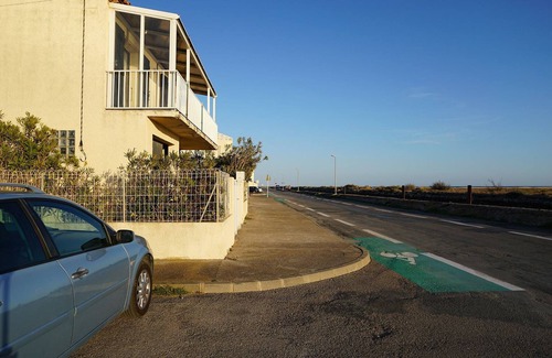 Gruissan Plage Ski Chalet | Detached chalet for 6-7 people with BBQ, terrace, parking, pets allowed in Gruissan