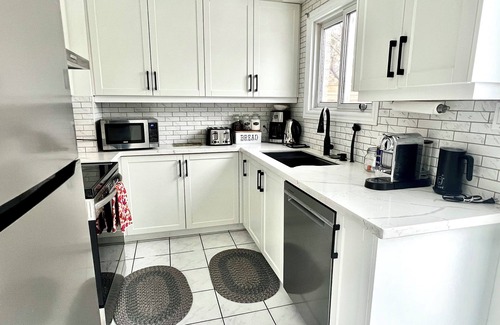 Burlington House | Detached Home – Walk to Parks,Trails&Pool – Access to Toronto/Niagara & GO Train