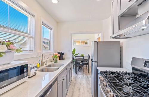 Alhambra Apartment | Detached house 2 Bedroom 1 Bathroom Prime & Private location King Bed! 1109n