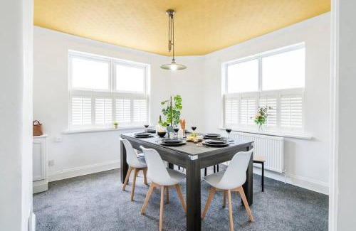 Wellingborough House | Detached House - Central Location - Free Parking, Pool Table, Fast WiFi & Smart TV with PS4 and Netflix by Yoko Property