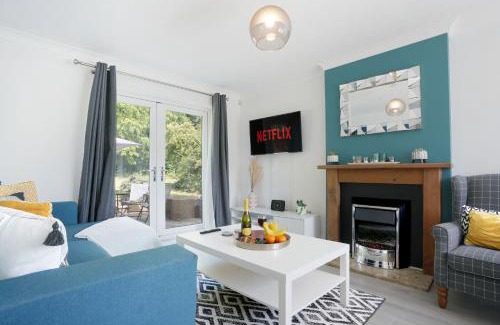 Milton Keynes House | Detached House - Close to City Centre - Free Parking, Fast Wifi, Private Garden and Smart TV with Netflix by Yoko Property