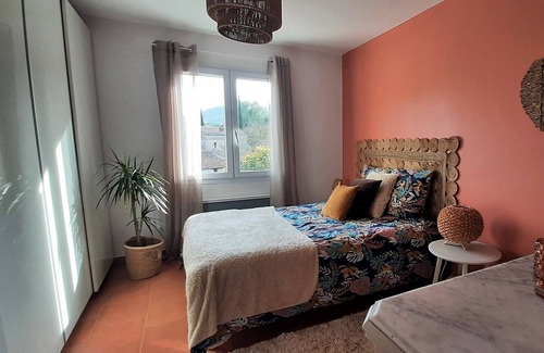 Gonfaron House | Detached house in village with garden and swimming pool