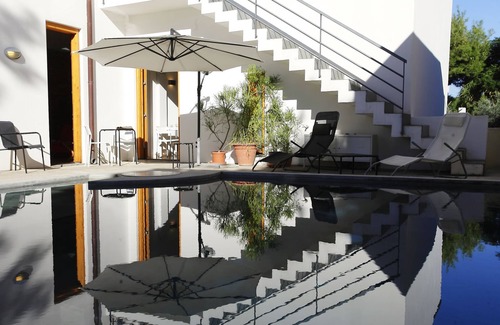 Mandra Capreria Villa | Detached apartment in villa with pool near the sea