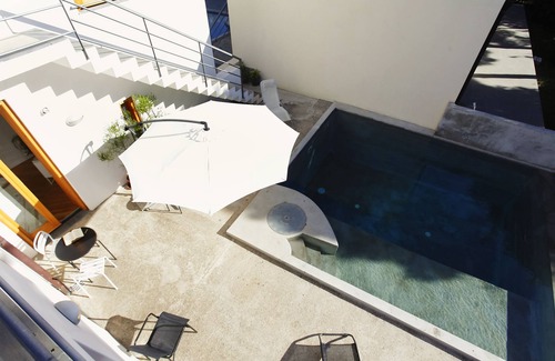 Mandra Capreria Villa | Detached apartment in villa with pool near the sea