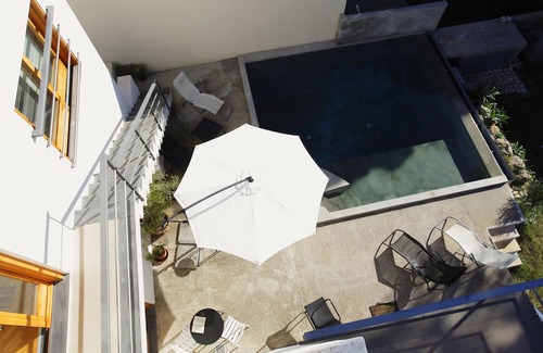Mandra Capreria Villa | Detached apartment in villa with pool near the sea