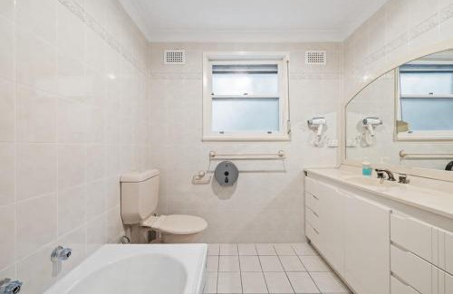 Pymble House | Detached Queen Room in Pymble - Serene Spot - Shared Bathroom