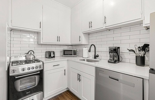 Congress Park Apartment | Detroit by Modern Midstay/On City Park! #T17