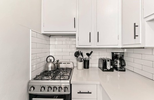 City Park Apartment | Detroit by Modern Midstay/On City Park! #T16