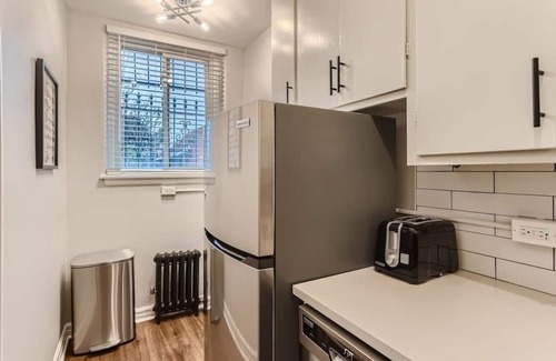 City Park Apartment | Detroit by Modern Midstay/On City Park! #T15