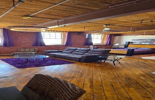 Detroit Apartment | Detroit MotorCity Riverfront Loft