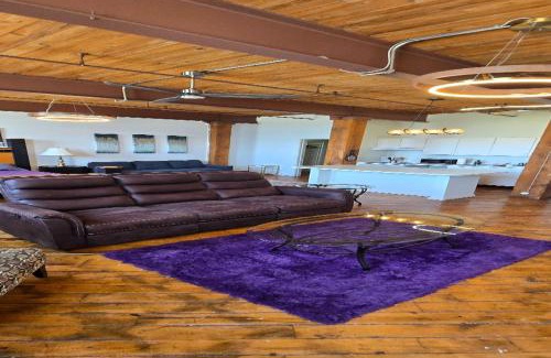 Detroit Apartment | Detroit MotorCity Riverfront Loft