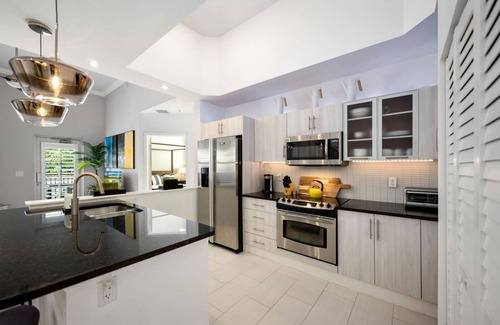 Downtown West Palm Beach Condo | "Deux Rois" aka Two Kings Luxury 2/2 + Pool. Walk to The Square + Beach!