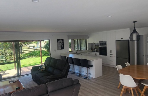 Whakatu Cottage | Dewdrop Cottage - a very special place to stay