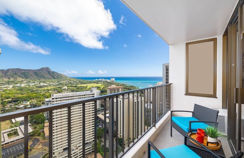 Waikiki Apartment | Diamond Head and Ocean views with King Bed and Parking