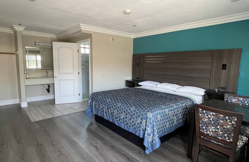 North Hills East Hotel | Diamond INN