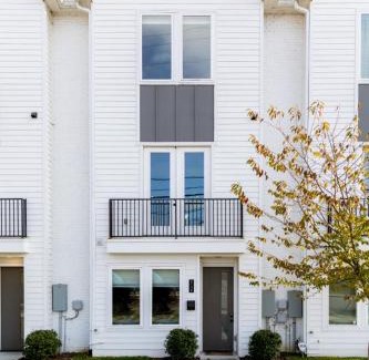 North Nashville House | Diamond Retreat Townhome 7 Beds 3 mi to Downtown