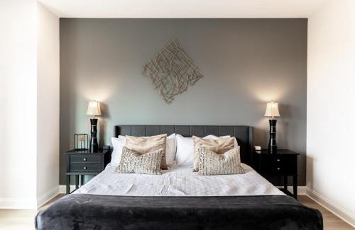 North Nashville House | Diamond Retreat Townhome 7 Beds 3 mi to Downtown