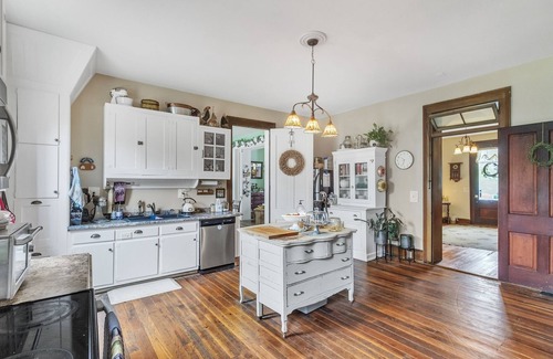 Glasgow Apartment | Dickinson Room by Main Street Bed & Breakfast
