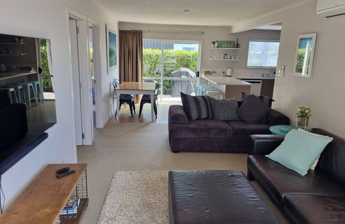 Waihi Beach House | Dillon Delight - 2 min walk to Waihi Beach